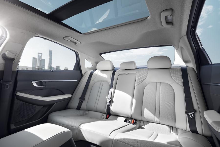 Интерьер Hyundai Sonata 2019 года  (KR) (фото 17 из 42)